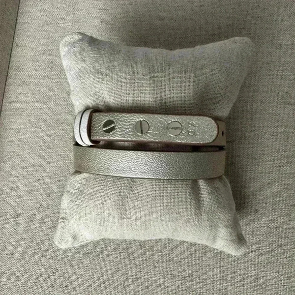 Stella & Dot Signature Engravable Leather Wrap Bracelet - Picture 5 of 7